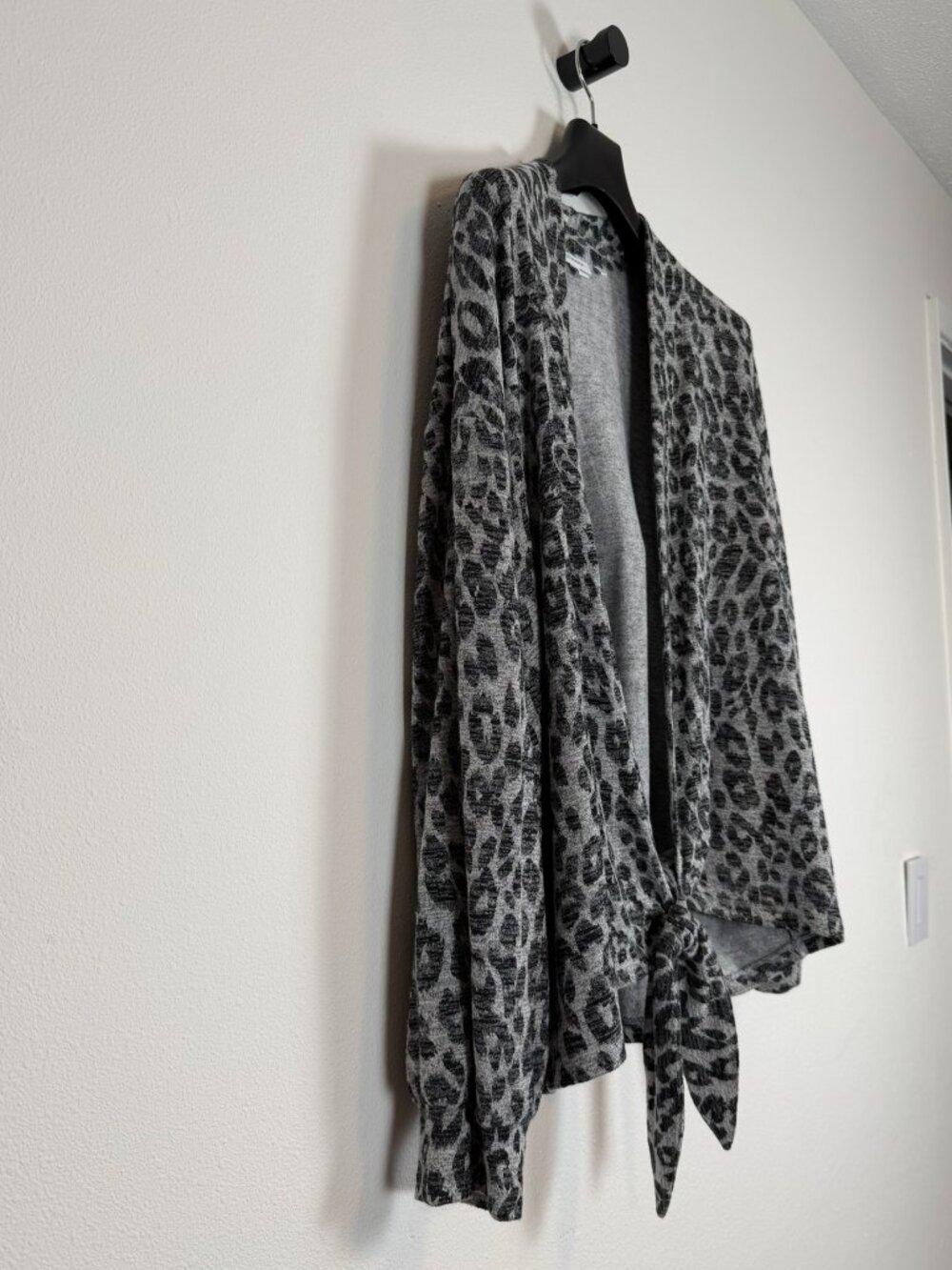 Chico's Gray Black Animal Print Tie Front Lightweight Cardigan Size 3 XL - Picture 2 of 9